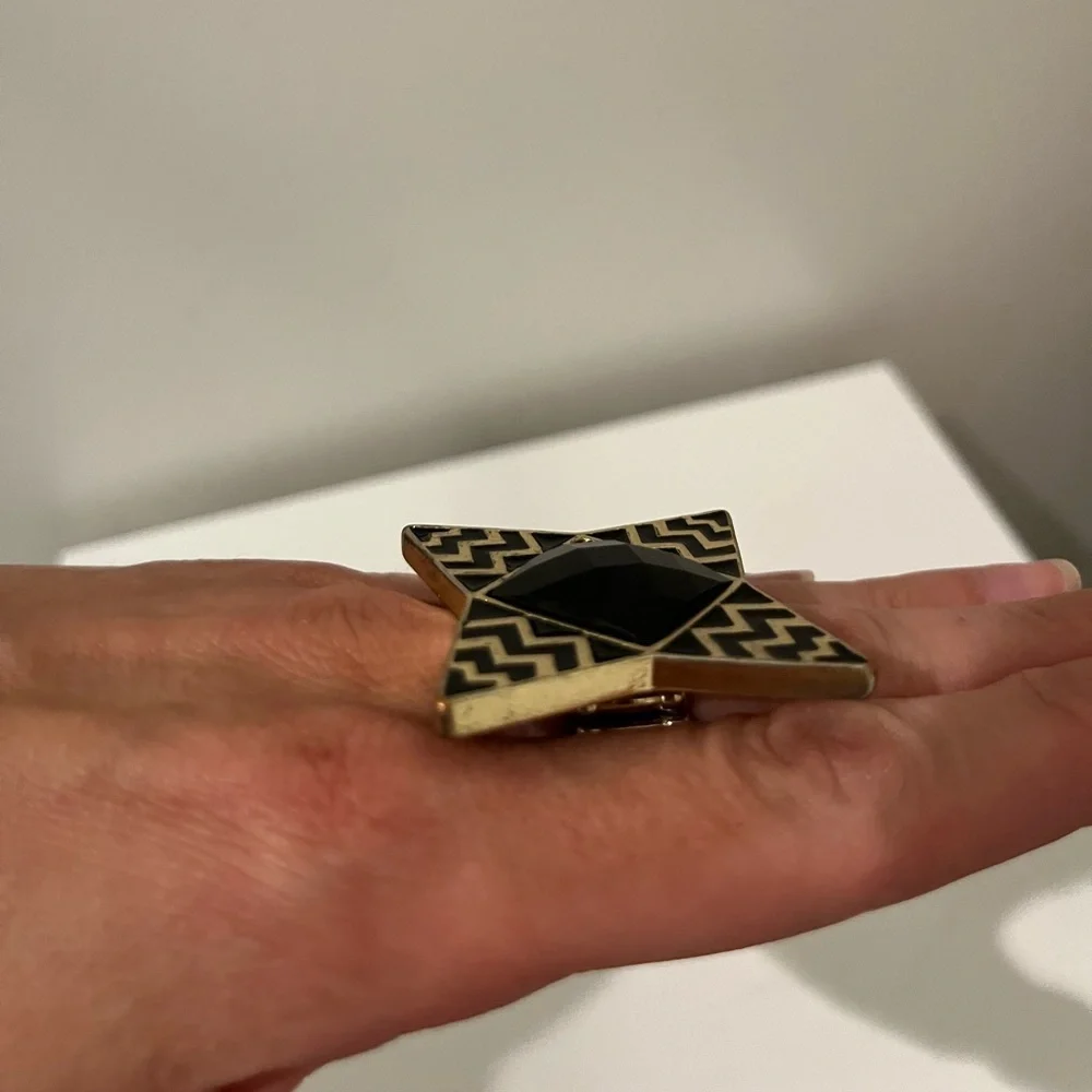 Statement Ring Black & Gold - Picture 9 of 10